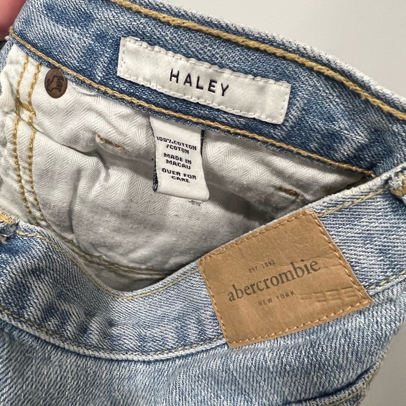 Abercrombie Kids girl’s jeans, distressed, light wash - Picture 7 of 8